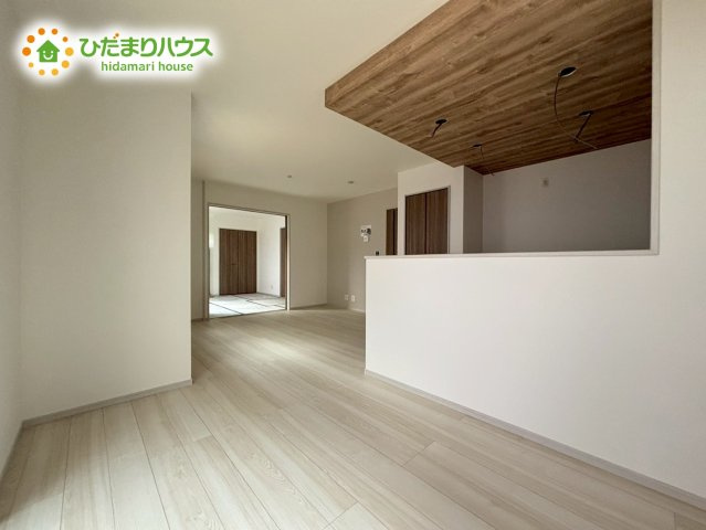 本庄市本庄4丁目　新築戸建て　いろどりアイタウン　02の居間・リビング|リビングの大きい窓からの光が入って開放的なレイアウト。
明るい色の床なのでどんな家具にもマッチします☆彡											
