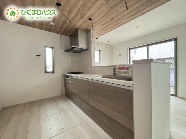 本庄市本庄4丁目　新築戸建て　いろどりアイタウン　02のキッチン|リビングを見渡せる対面式キッチンです(*^-^*)
お料理しながら、TVだって見れちゃいます！