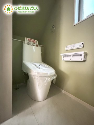 本庄市本庄4丁目　新築戸建て　いろどりアイタウン　02のトイレ|小窓が付いているので、トイレも明るい空間になっております♪						
