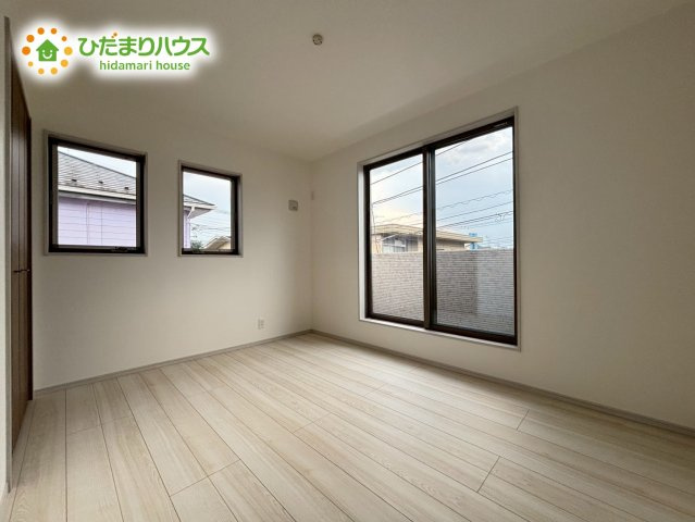 本庄市本庄4丁目　新築戸建て　いろどりアイタウン　02の子供部屋|窓が多く、明るい洋室です！