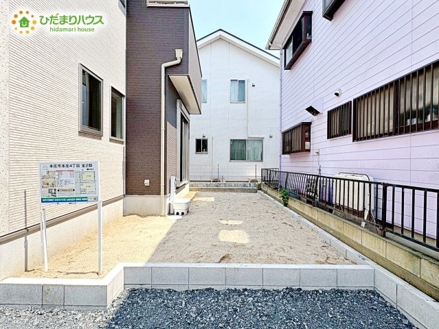 本庄市本庄4丁目　新築戸建て　いろどりアイタウン　02の庭|日当たりの良い広い庭。
友人や親せきが集まってＢＢＱをしたり、ペットと遊んだり。
一戸建てならではの楽しさが広がります(*^-^*)											
