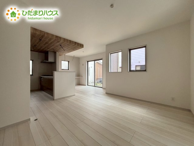 本庄市本庄4丁目　新築戸建て　いろどりアイタウン　02の居間・リビング|15帖のLDK★
複層ガラスの遮熱効果と断熱効果で、一年中快適に過ごせます！