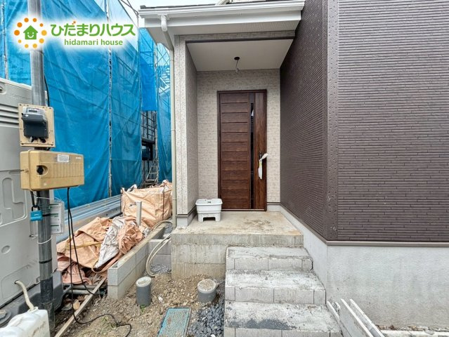 本庄市本庄4丁目　新築戸建て　いろどりアイタウン　02の玄関|玄関ポーチ付きで、来客時の対応もスムーズにできます。