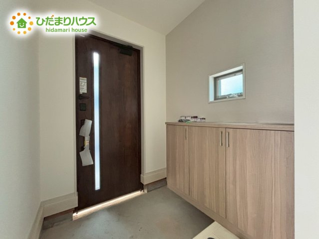 本庄市本庄4丁目　新築戸建て　いろどりアイタウン　02の玄関|玄関には窓があるので、空気の入れ替えがしやすく、明るい空間になります！
