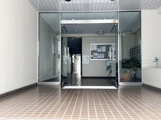 【エントランス】 | お客様を、そして住人を出迎えてくれるマンションのエントランス。ゴミが落ちていないことからも、管理状態の良さや住民の節度の高さが見て取れます。～即日のご見学可能～　お問合せはお気軽にどうぞ。
