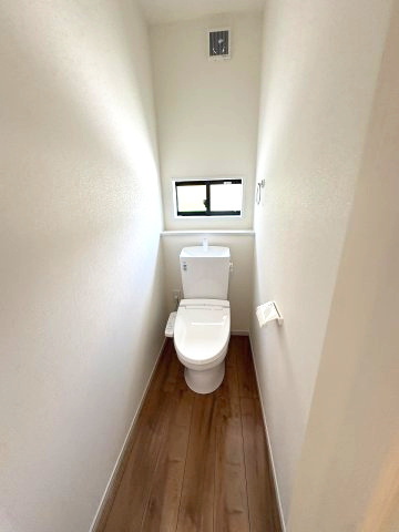 【トイレ】 | 糟屋郡宇美町若草1丁目4期　3号棟（全4棟）【仲介手数料無料・0円】 | 現地写真。1階のトイレです。