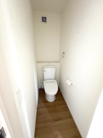 【トイレ】 | 糟屋郡宇美町若草1丁目4期　3号棟（全4棟）【仲介手数料無料・0円】 | 現地写真。2階にもトイレです。