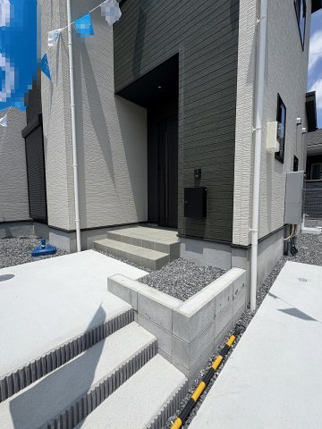 【玄関】 | 糟屋郡宇美町若草1丁目4期　3号棟（全4棟）【仲介手数料無料・0円】 | 現地写真。