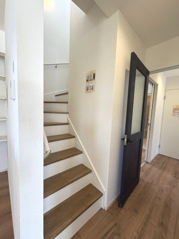 【内装】 | 糟屋郡宇美町若草1丁目4期　3号棟（全4棟）【仲介手数料無料・0円】 | 現地写真。2階へ上がる階段です。手摺もついて安全ですね。