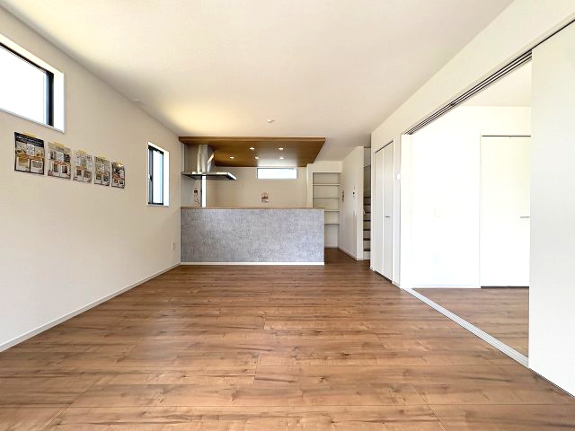 【居間・リビング】 | 糟屋郡宇美町若草1丁目4期　3号棟（全4棟）【仲介手数料無料・0円】 | 現地写真。