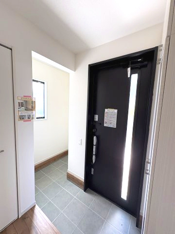 【玄関】 | 糟屋郡宇美町若草1丁目4期　3号棟（全4棟）【仲介手数料無料・0円】 | 現地写真。