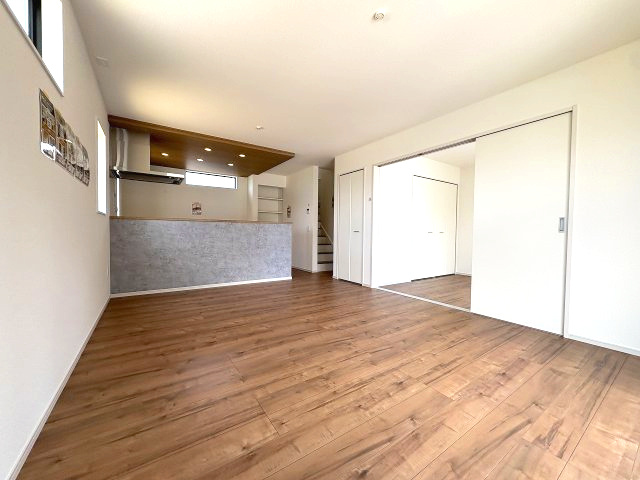 【居間・リビング】 | 糟屋郡宇美町若草1丁目4期　3号棟（全4棟）【仲介手数料無料・0円】 | 現地写真。リビングです。