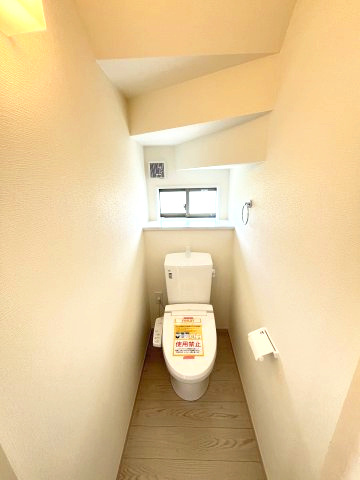 【トイレ】 | 糟屋郡宇美町若草1丁目4期　4号棟（全4棟）【仲介手数料無料・0円】 | 現地写真。1階のトイレです。