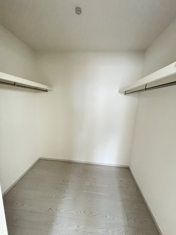 【収納】 | 糟屋郡宇美町若草1丁目4期　4号棟（全4棟）【仲介手数料無料・0円】 | 現地写真。ウォークインクローゼットです。