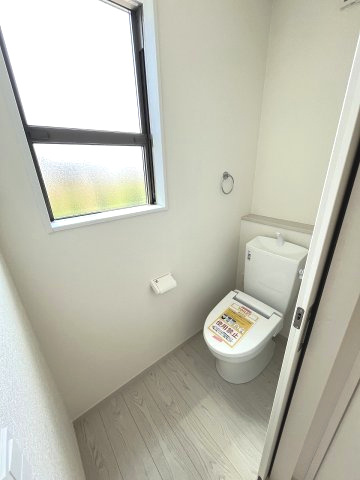 【トイレ】 | 糟屋郡宇美町若草1丁目4期　4号棟（全4棟）【仲介手数料無料・0円】 | 現地写真。2階にもトイレです。