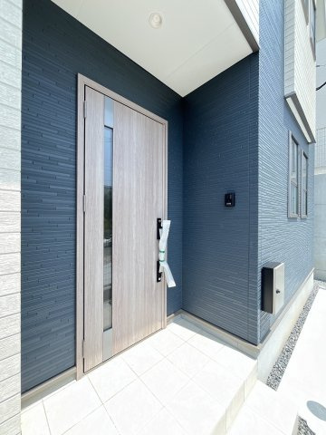 【玄関】 | 糟屋郡宇美町若草1丁目4期　4号棟（全4棟）【仲介手数料無料・0円】 | 現地写真。