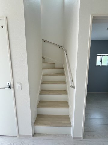 【内装】 | 糟屋郡宇美町若草1丁目4期　4号棟（全4棟）【仲介手数料無料・0円】 | 現地写真。2階へ上がる階段です。手摺もついて安全ですね。