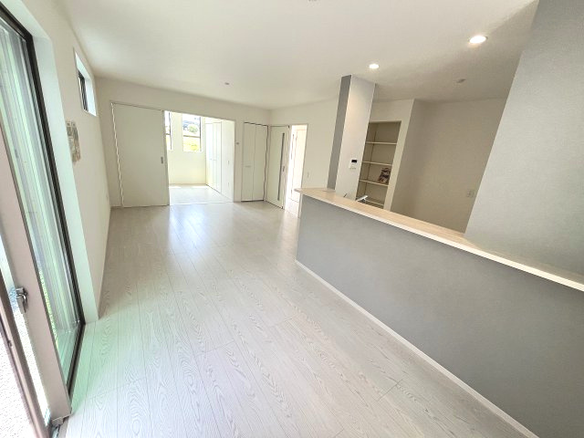 【居間・リビング】 | 糟屋郡宇美町若草1丁目4期　4号棟（全4棟）【仲介手数料無料・0円】 | 現地写真。