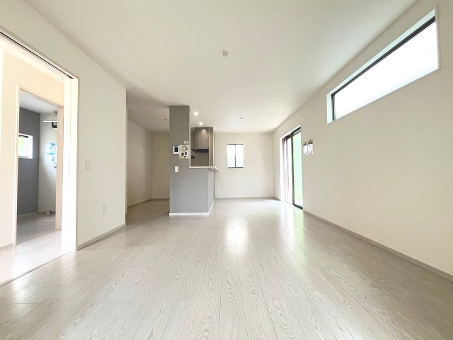 【居間・リビング】 | 糟屋郡宇美町若草1丁目4期　4号棟（全4棟）【仲介手数料無料・0円】 | 現地写真。リビングです。