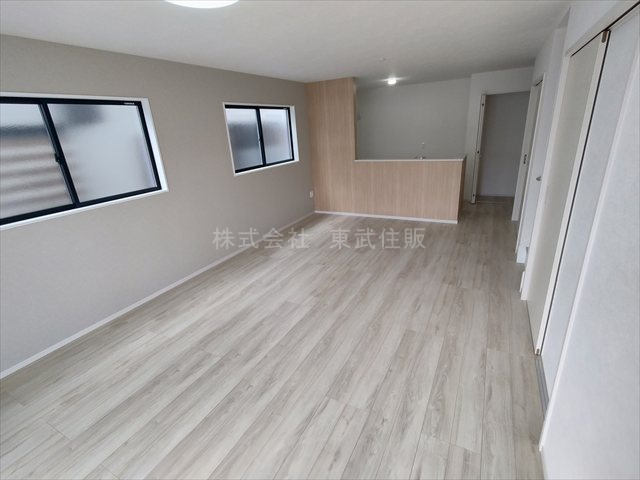 【居間・リビング】 | 川越市南大塚１０期　全１棟 | こちらの17.9帖のリビングで趣味の時間をお楽しみください
