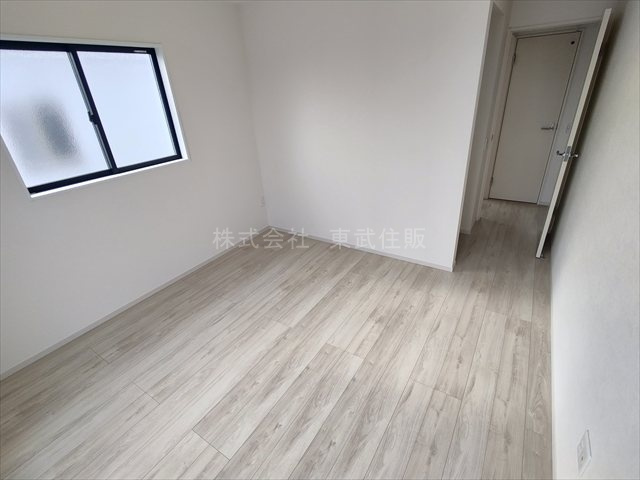 【寝室】 | 川越市南大塚１０期　全１棟 | 洋室8.7帖南西側、寝室にいかがでしょうか