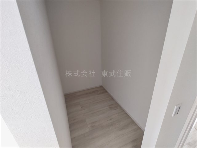 【寝室】 | 川越市南大塚１０期　全１棟 | 洋室8.7帖南西側、寝室にいかがでしょうか