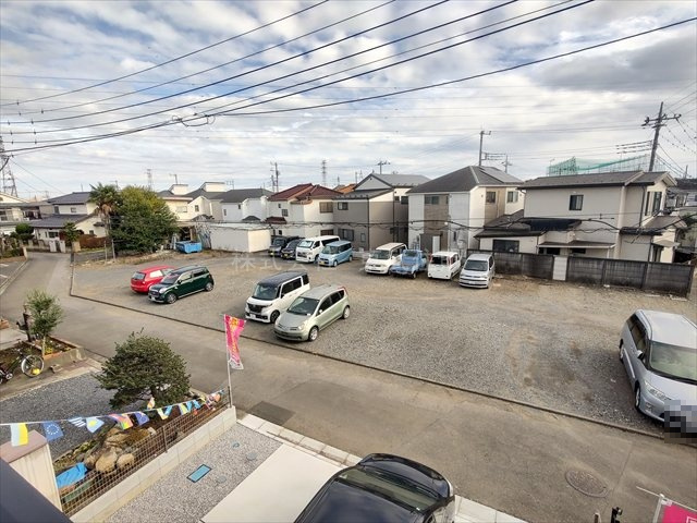 【洋室】 | 川越市南大塚１０期　全１棟 | 洋室4.5帖北東側、落ち着いた色調の洋室です