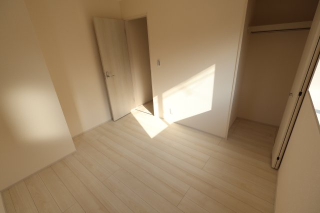 《仲介手数料無料》桜区町谷１丁目12(1号棟)新築一戸建てリーブルガーデンの洋室|撮影日 2025年8月28日 15:45 晴れ