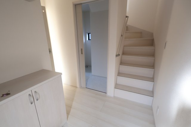 《仲介手数料無料》桜区町谷１丁目12(1号棟)新築一戸建てリーブルガーデンの玄関|撮影日 2025年8月28日 15:45 晴れ