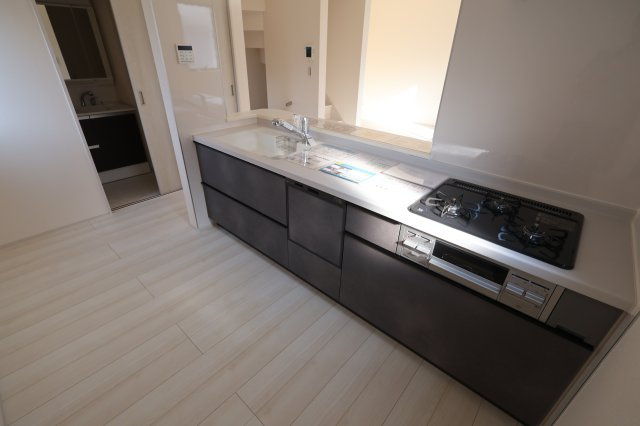 《仲介手数料無料》桜区町谷１丁目12(1号棟)新築一戸建てリーブルガーデンのキッチン|撮影日 2025年8月28日 15:45 晴れ