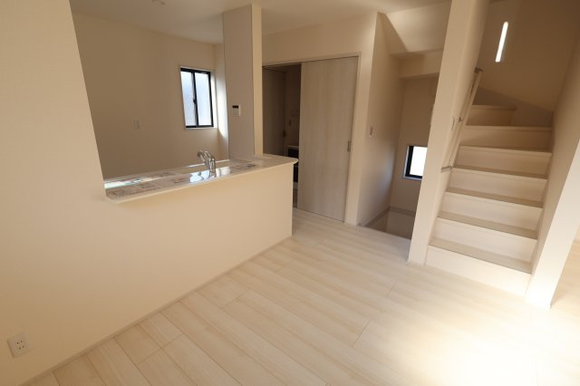 《仲介手数料無料》桜区町谷１丁目12(1号棟)新築一戸建てリーブルガーデンの居間・リビング|撮影日 2025年8月28日 15:45 晴れ