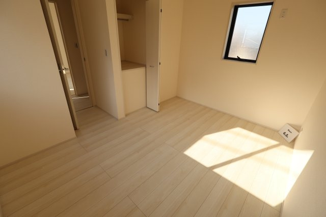 《仲介手数料無料》桜区町谷１丁目12(1号棟)新築一戸建てリーブルガーデンの洋室|撮影日 2025年8月28日 15:45 晴れ