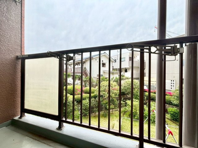 シャンボール鷺沼のその他共用部分|南東向きの採光が降り注ぐ、明るく開放的なバルコニー。穏やかな陽光に包まれる心地よい空間です。