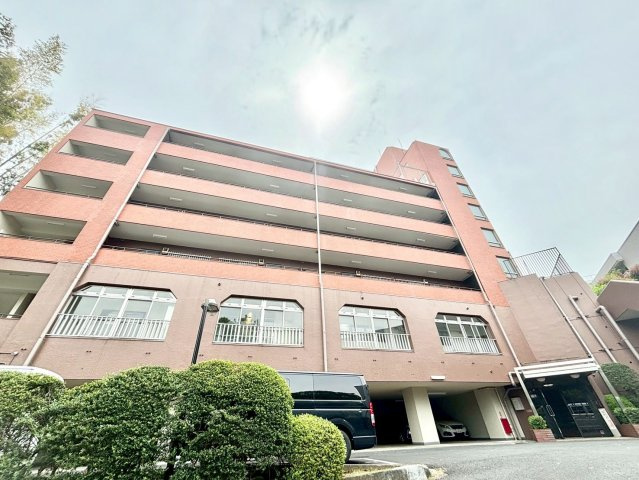 シャンボール鷺沼の外観|地上8階建の5階部分。東急田園都市線「鷺沼」駅まで徒歩4分の好立地。教育施設、商業施設、公園などが身近に揃う住環境です。