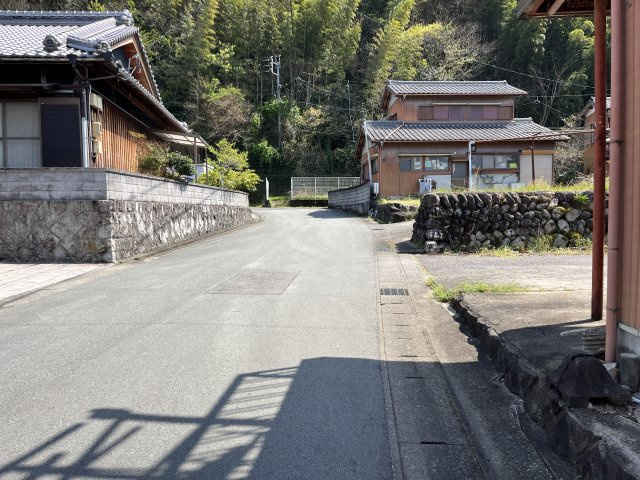 津市白山町川口中古戸建の前面道路含む現地写真