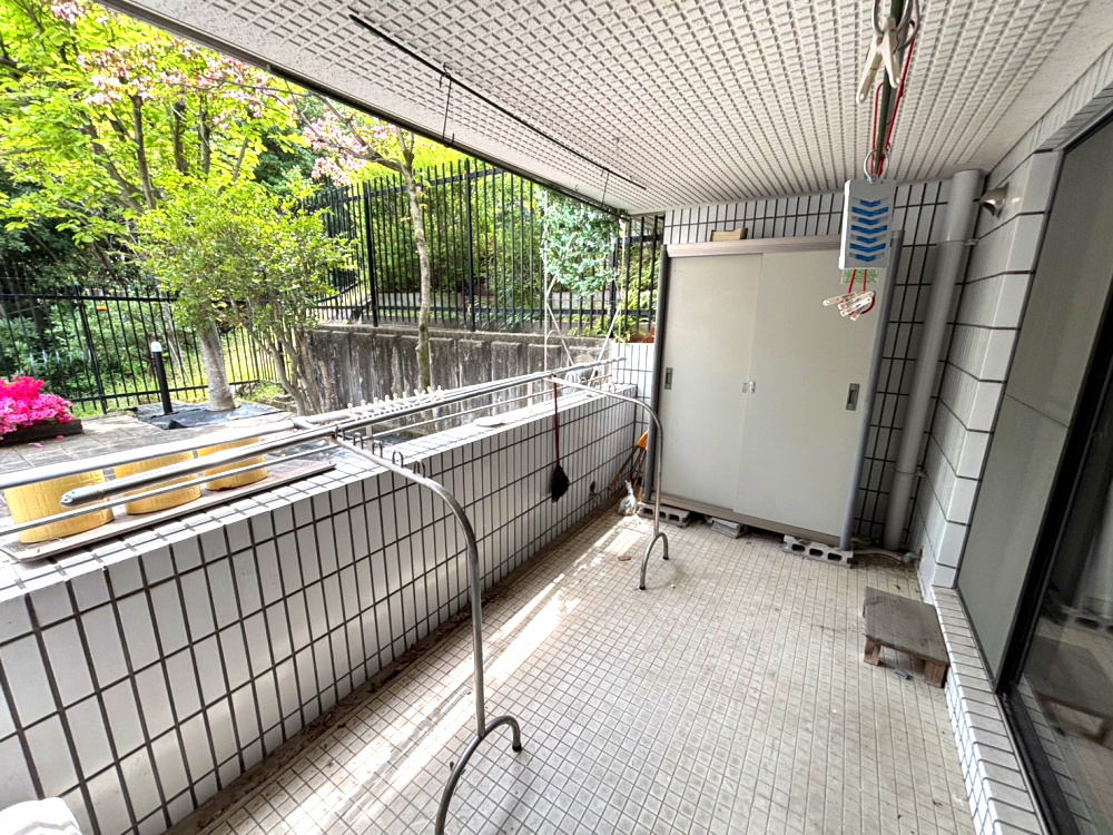 フローラ御影山手A棟のバルコニー|バルコニーからの眺めを楽しみながら食事をしませんか