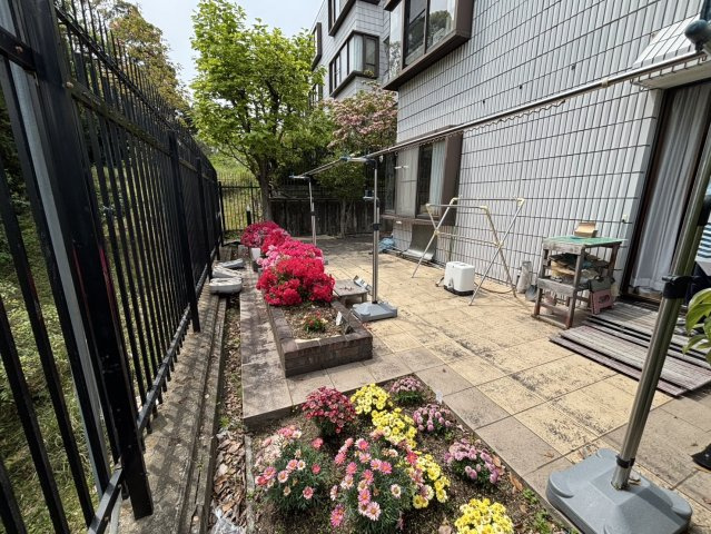 フローラ御影山手A棟の庭