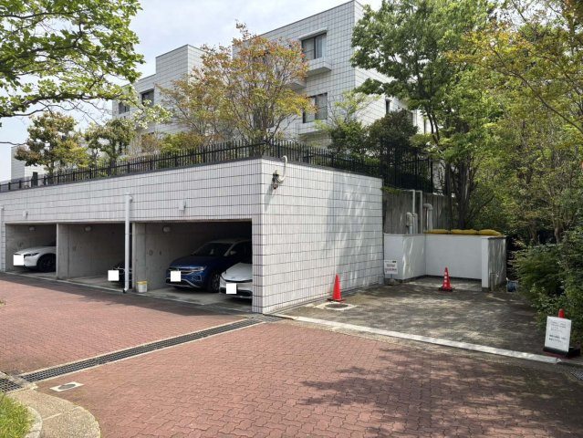 フローラ御影山手A棟の駐車場