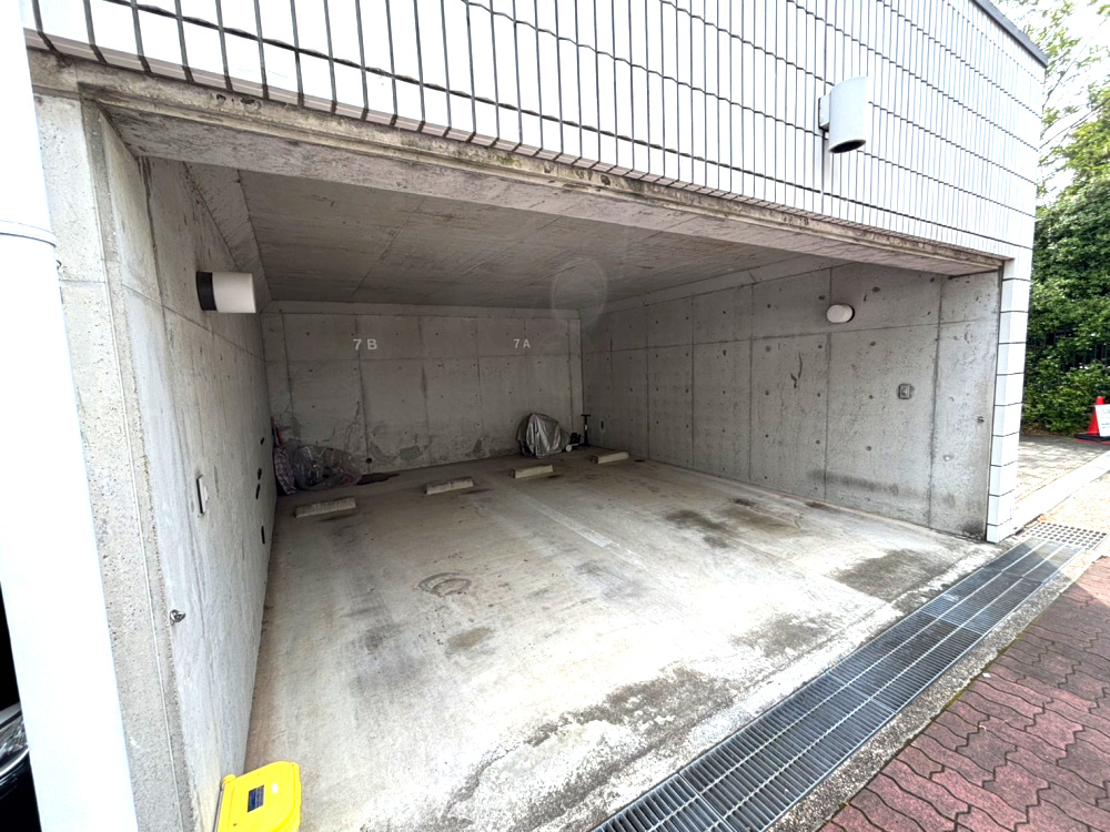 フローラ御影山手A棟の駐車場