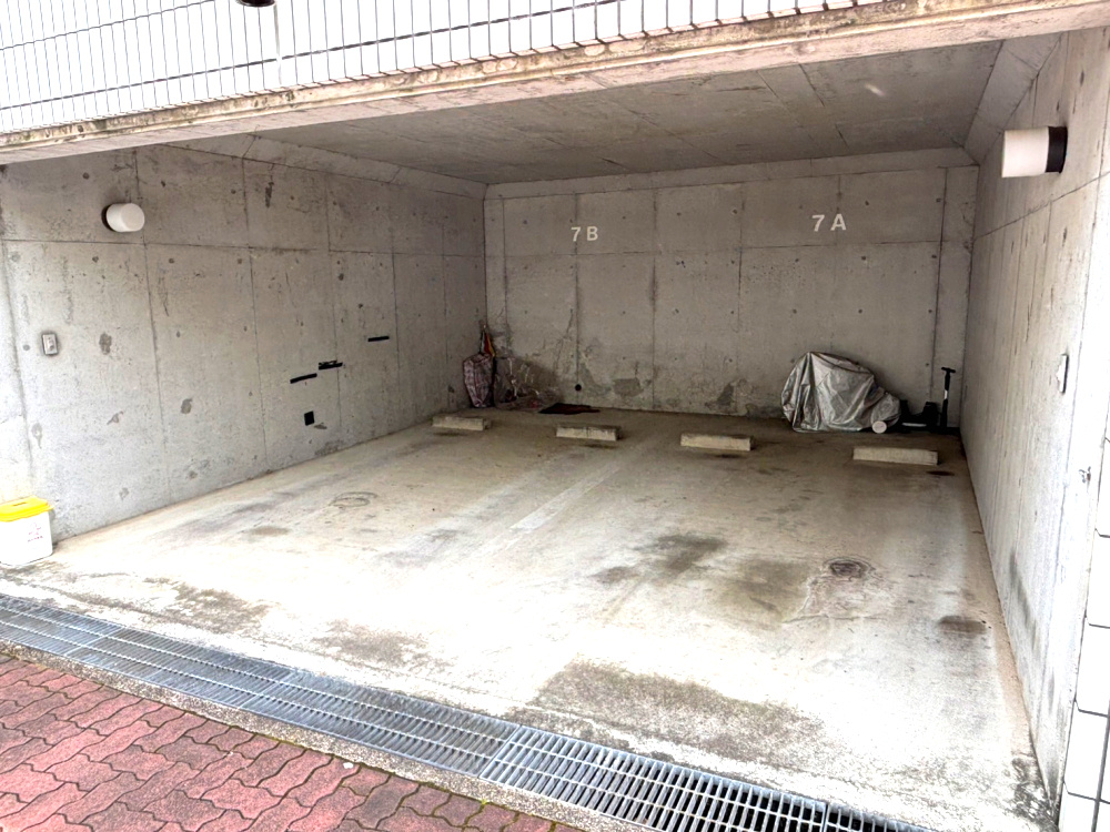 フローラ御影山手A棟の駐車場