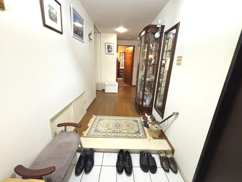 フローラ御影山手A棟の玄関|落ち着いた玄関です