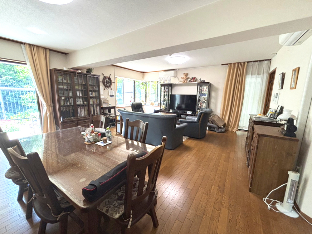 フローラ御影山手A棟の居間・リビング|ゆったりとした居間です