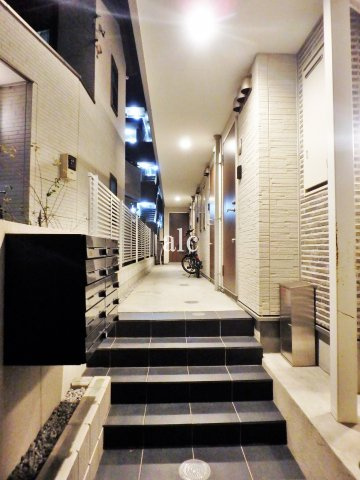 新宿区中落合４丁目のアパートのエントランス