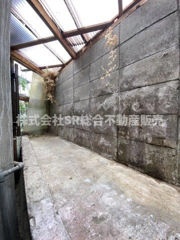 喜里川町中古戸建のその他共用部分|勝手口を開けると裏庭のようなスペースがあります！