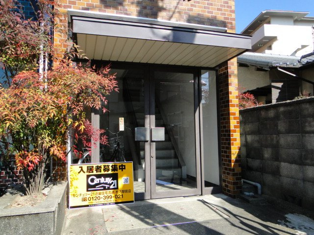 飯田ビルのエントランス