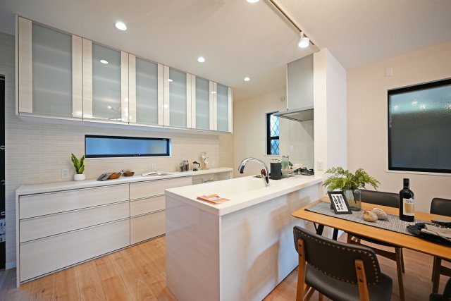 Hapikuru Town平松3丁目新築一戸建て│4LDK+並列駐車2台可のキッチン|対面式キッチンはフルフラットオープンタイプ。お料理中でも家族との会話が弾みます。