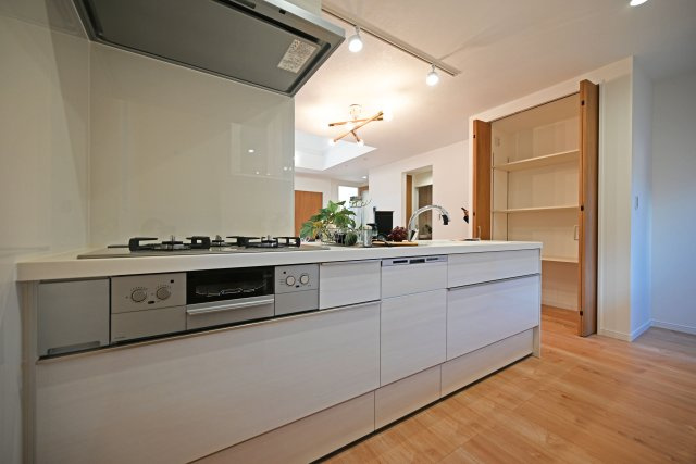 Hapikuru Town平松3丁目新築一戸建て│4LDK+並列駐車2台可のキッチン|白を基調とした清潔感溢れるシステムキッチン。毎日使う場所だから飽きの来ない色合いがいいですね。