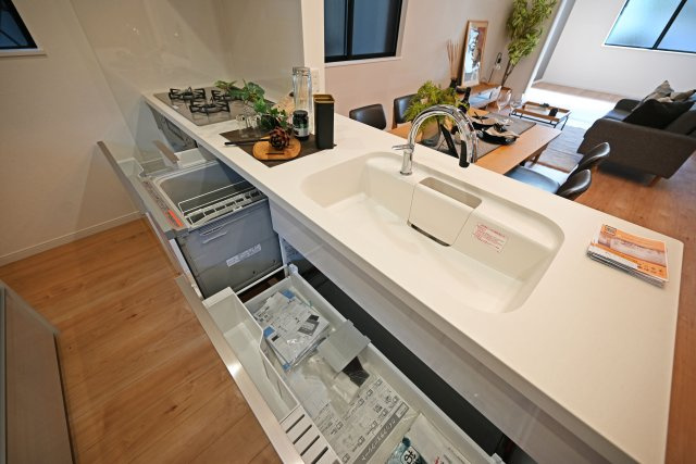 Hapikuru Town平松3丁目新築一戸建て│4LDK+並列駐車2台可のその他|お料理の盛り付けも楽々の広いワークトップ。食洗機付で食後の片づけもスムーズに。