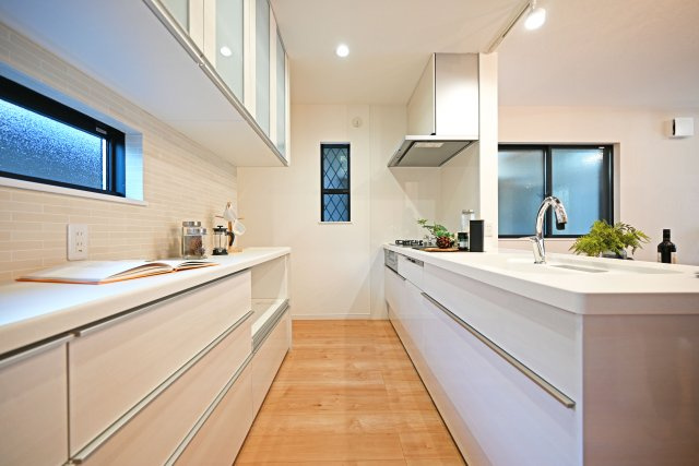 Hapikuru Town平松3丁目新築一戸建て│4LDK+並列駐車2台可のキッチン|キッチンの背面には大容量のカップボードを配置。食器はもちろん大きなお鍋のような調理器具もスッポリ収納できます。