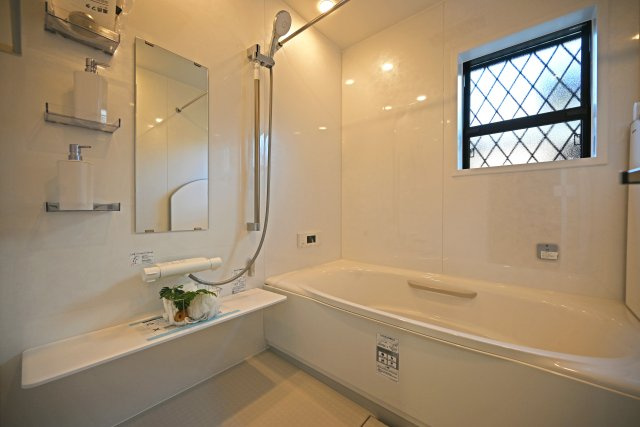 Hapikuru Town平松3丁目新築一戸建て│4LDK+並列駐車2台可の浴室|足を伸ばして寛げるゆったりした浴槽。一日の疲れを癒してくれるバスタイムはここから始まります。